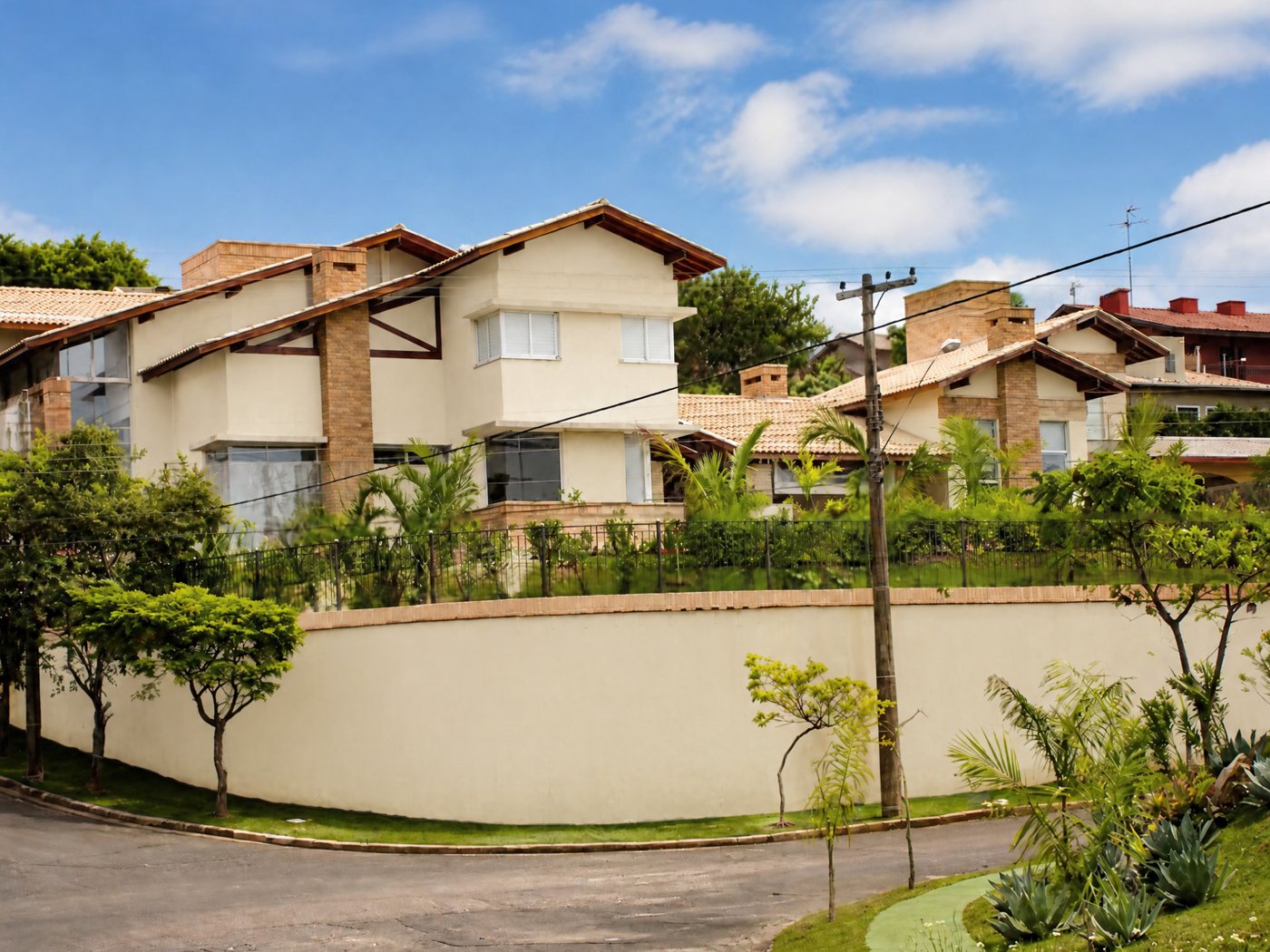 Fachada da casa de 600 m² no Condomínio Vale do Itamaracá